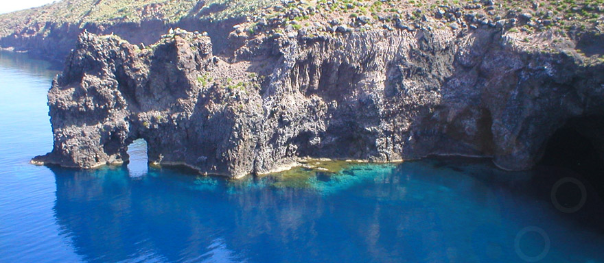 Punta Perciato e a destra l'ingresso della Grotta del Bue Marino